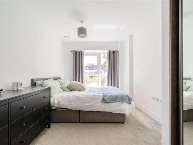 Flat for sale in London Borough of Ealing, Greater London