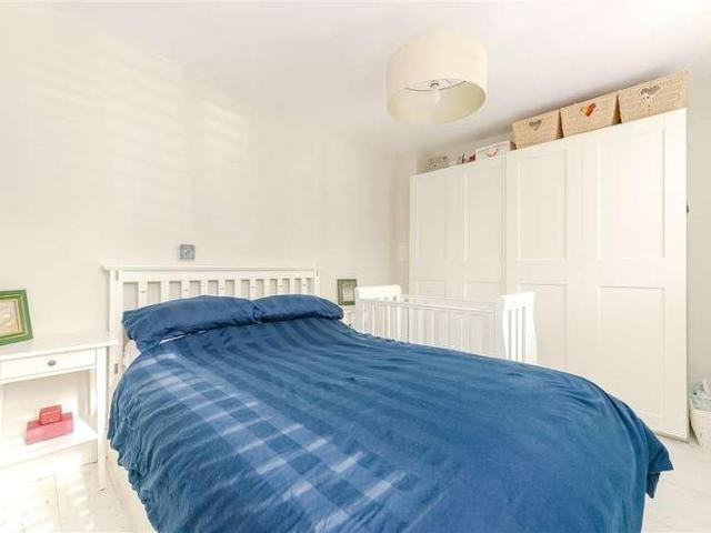Flat for sale in Worcester Park Estate, Dartford