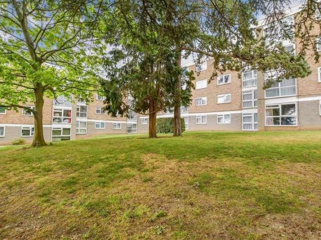 Flat for sale in Carshalton Beeches, Greater London