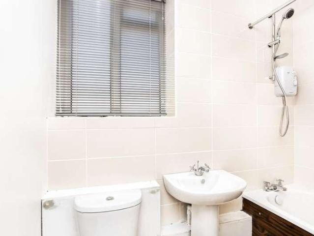 Flat for sale in North Kensington, Greater London