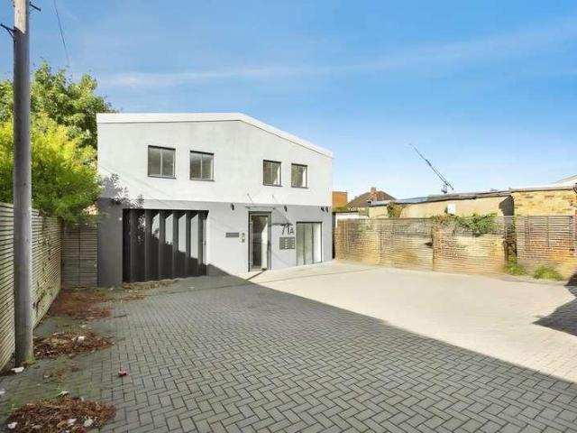Flat for sale in Yiewsley, Greater London
