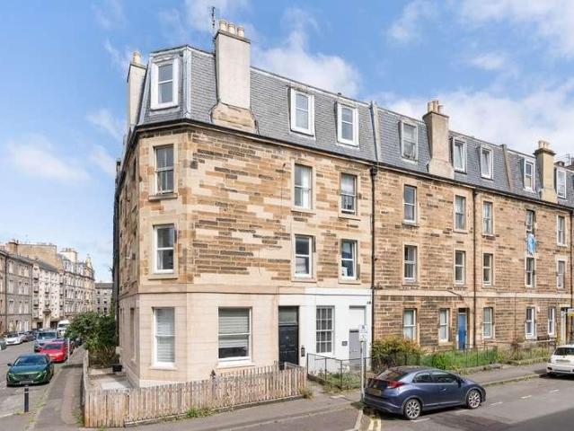 Flat for sale in Newington, Scotland