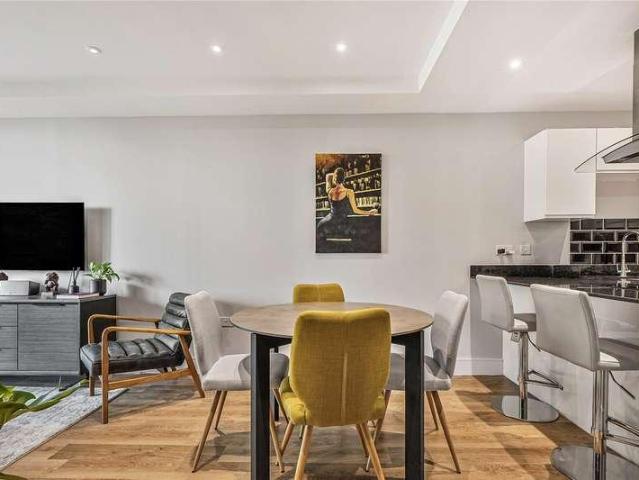 Flat for sale in London Borough of Wandsworth, Greater London