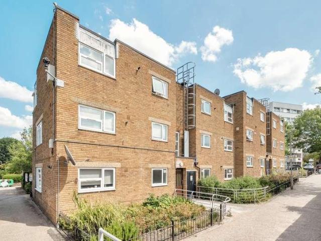 Flat for sale in Balham, Greater London