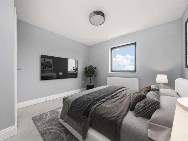 Flat for sale in London Borough of Hounslow, Greater London