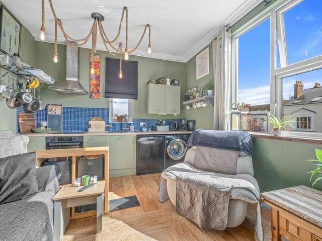 Flat for sale in Sydenham, Warwick