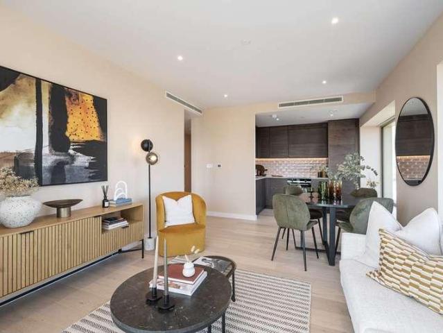 Flat for sale in E16, London