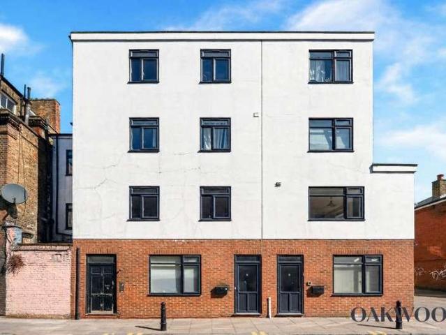 Flat for sale in Stamford Hill, Greater London
