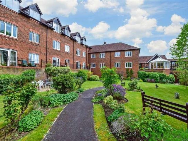 Flat for sale in Pachesham Park, Surrey
