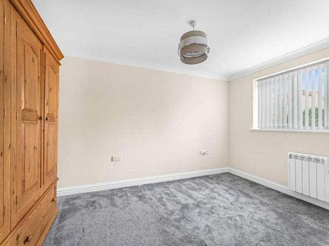 Flat for sale in Littleton Common, Lower Halliford