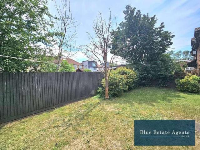 Flat for sale in London Borough of Hounslow, Heston