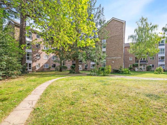 Flat for sale in Hampton Wick, Greater London