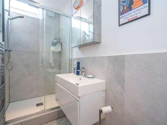 Flat for sale in Stroud Green, Greater London