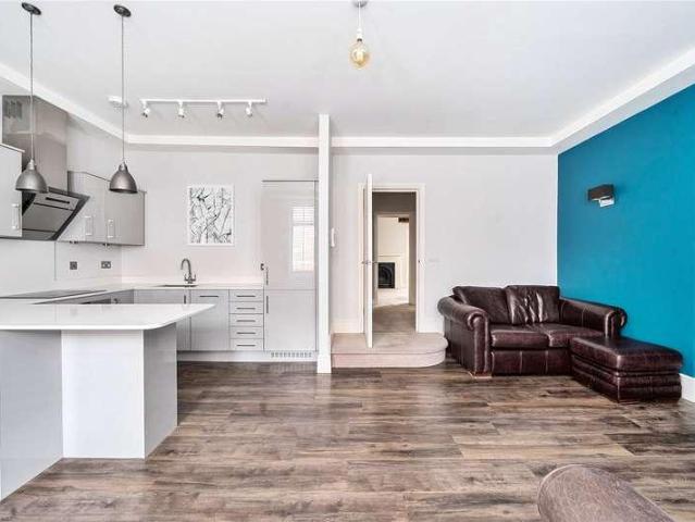 Flat for sale in Fole, Surrey