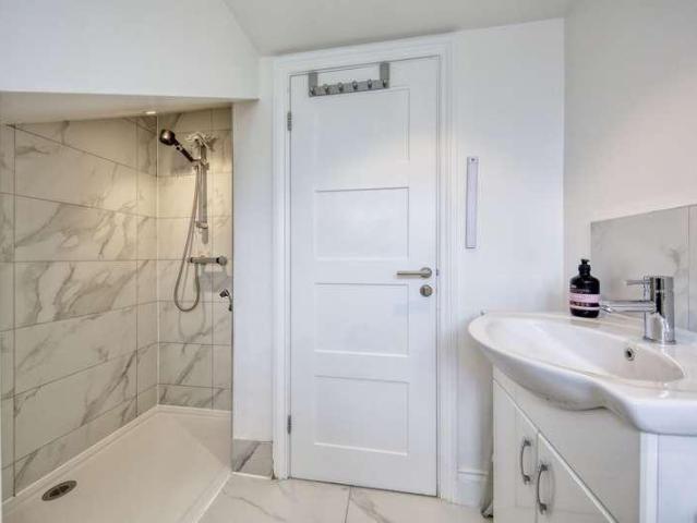 Flat for sale in Hampton Wick, Greater London