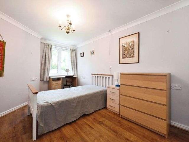 Flat for sale in Wokingham, Sindlesham