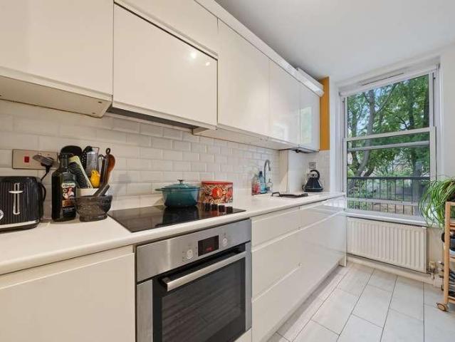 Flat for sale in Finsbury Park, Greater London