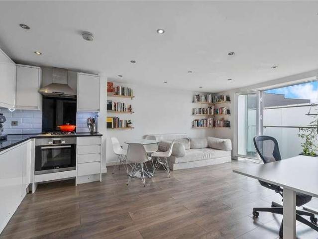 Flat for sale in East Dulwich, Greater London