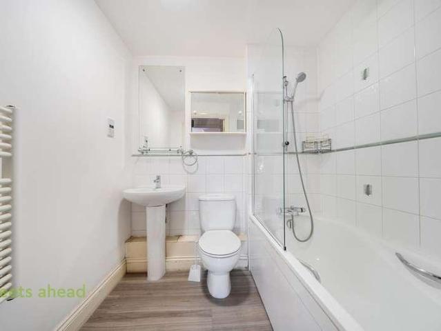 Flat for sale in London Borough of Croydon, Addiscombe