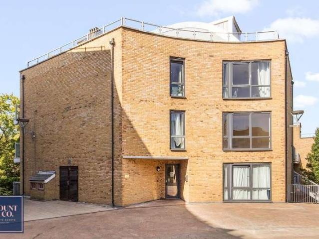 Flat for sale in Hertford, Colliers End