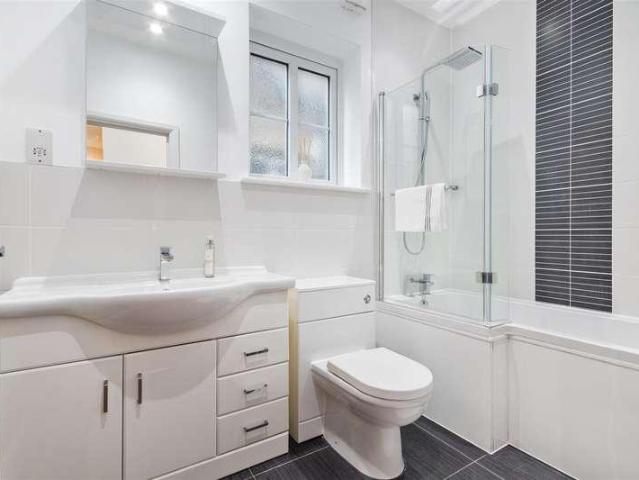 Flat for sale in London Borough of Merton, Raynes Park