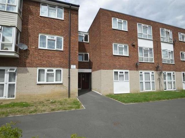 Flat for sale in Dagenham, Dagenham