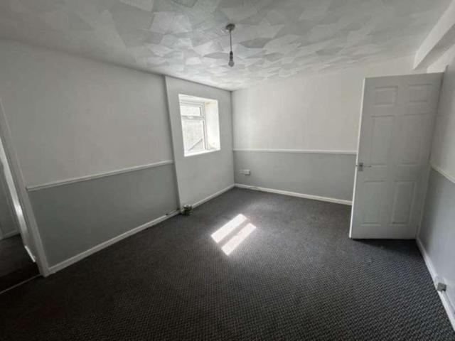 Flat for sale in Tylorstown, Wales
