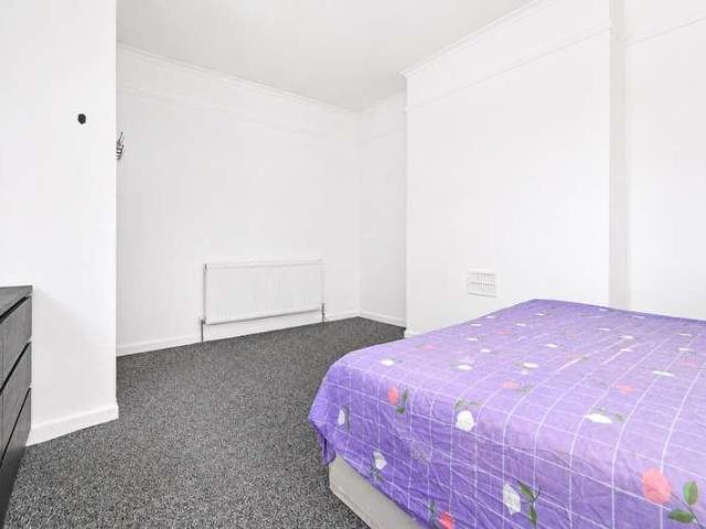Flat for sale in London Borough of Croydon, Selhurst