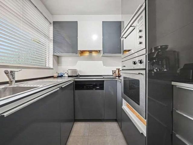 Flat for sale in Kensington, Greater London