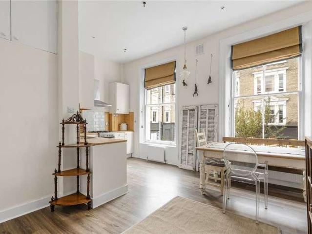 Flat for sale in Royal Borough of Kensington and Chelsea, Greater London