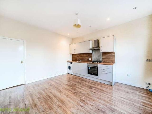 Flat for sale in London Borough of Croydon, Addiscombe