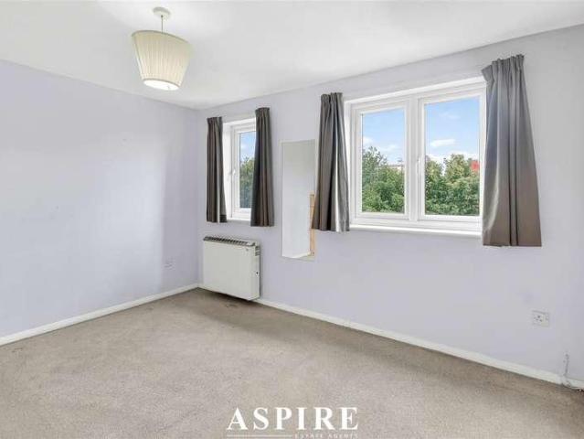 Flat for sale in Grays, Essex