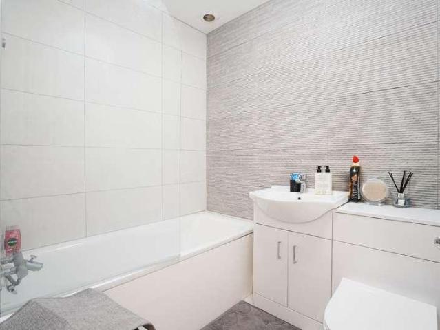 Flat for sale in London Borough of Lewisham, Lower Sydenham