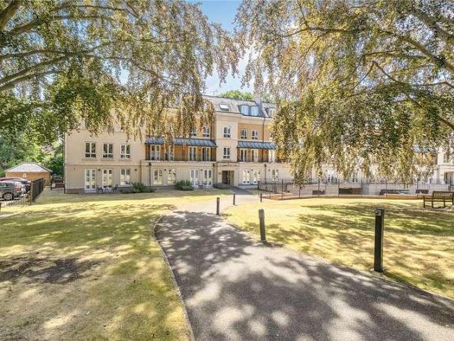 Flat for sale in Horsell, Woking