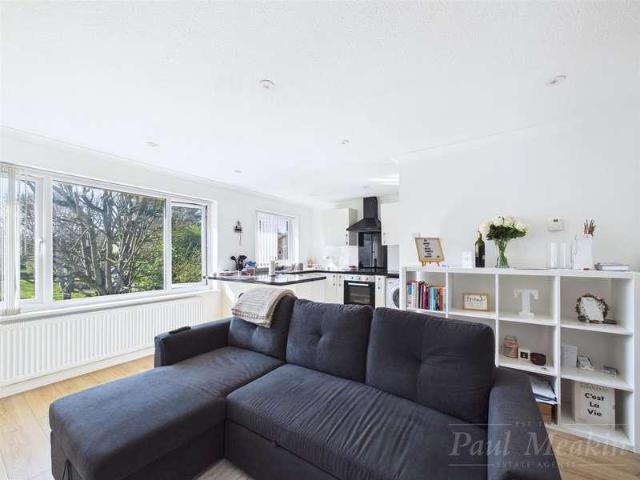 Flat for sale in London Borough of Croydon, Selsdon