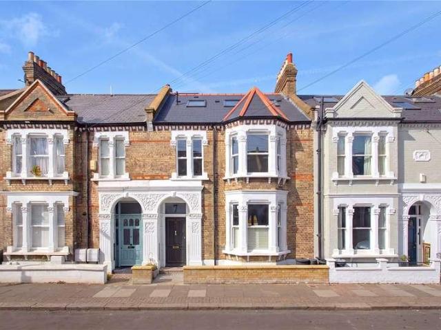 Flat for sale in London Borough of Wandsworth, Greater London