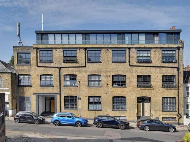 Flat for sale in Charlton Riverside, Greater London
