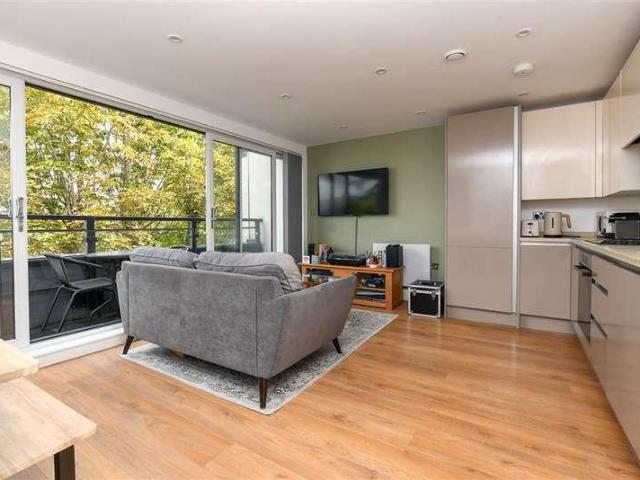 Flat for sale in Red Hill, Surrey