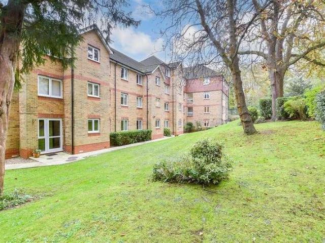 Flat for sale in Woodcote, Epsom