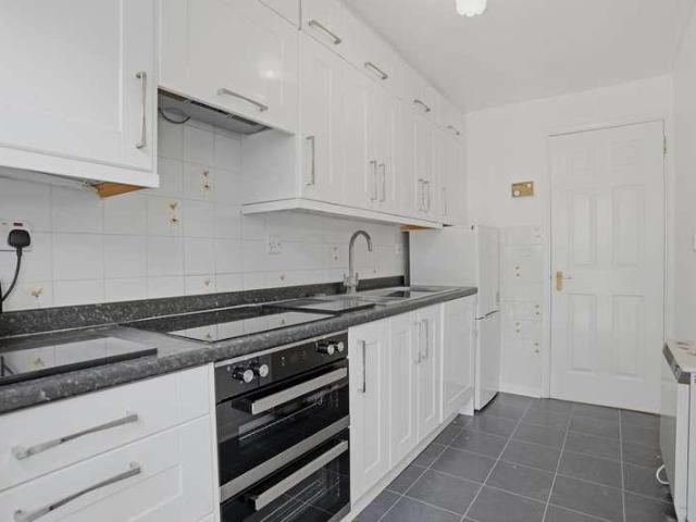 Flat for sale in Lorne, Leith