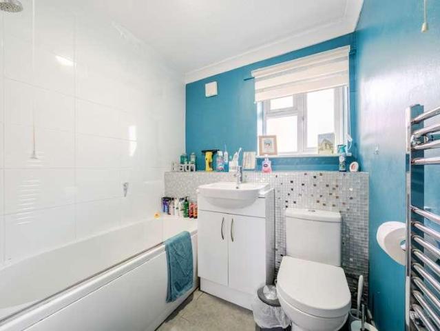 Flat for sale in London Borough of Croydon, Thornton Heath
