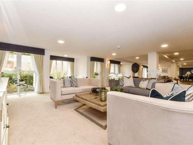 Flat for sale in Tower Hamlets, Dover