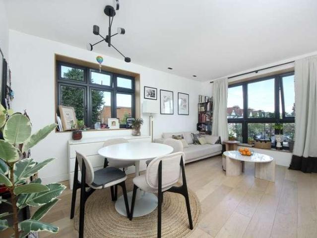 Flat for sale in London Borough of Ealing, Greater London