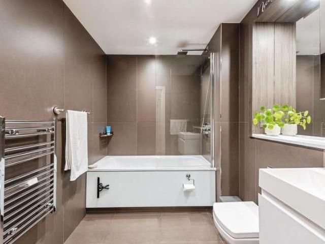 Flat for sale in London Borough of Hounslow, Greater London