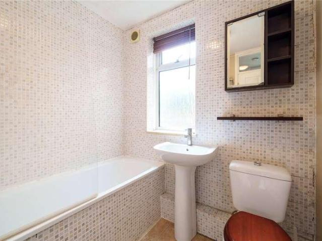Flat for sale in London Borough of Hounslow, Strand