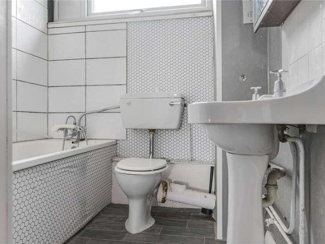 Flat for sale in Bromley, Hayes