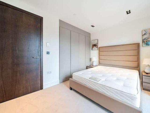 Flat for sale in Vauxhall, Greater London