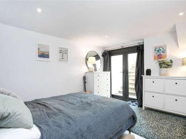 Flat for sale in Stamford Hill, Greater London