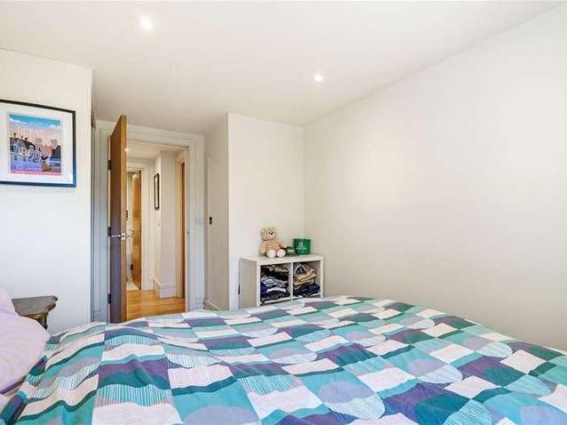 Flat for sale in Clapham Junction, Greater London