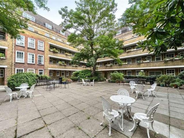 Flat for sale in Battersea, Greater London